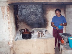 Haciendo quesadillas - Making quesadillas; Santa María Temaxcalapan, Districto Villa Alta, Región Sierra Juárez, Oaxaca, Mexico