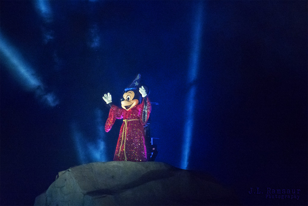 Mickey Mouse as The Sorcerer's Apprentice - Fantasmic at D… | Flickr