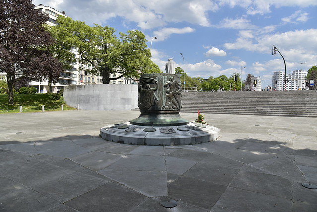 Les monument aux Résistants au milieu de l'esplanade du parc d'Avroy