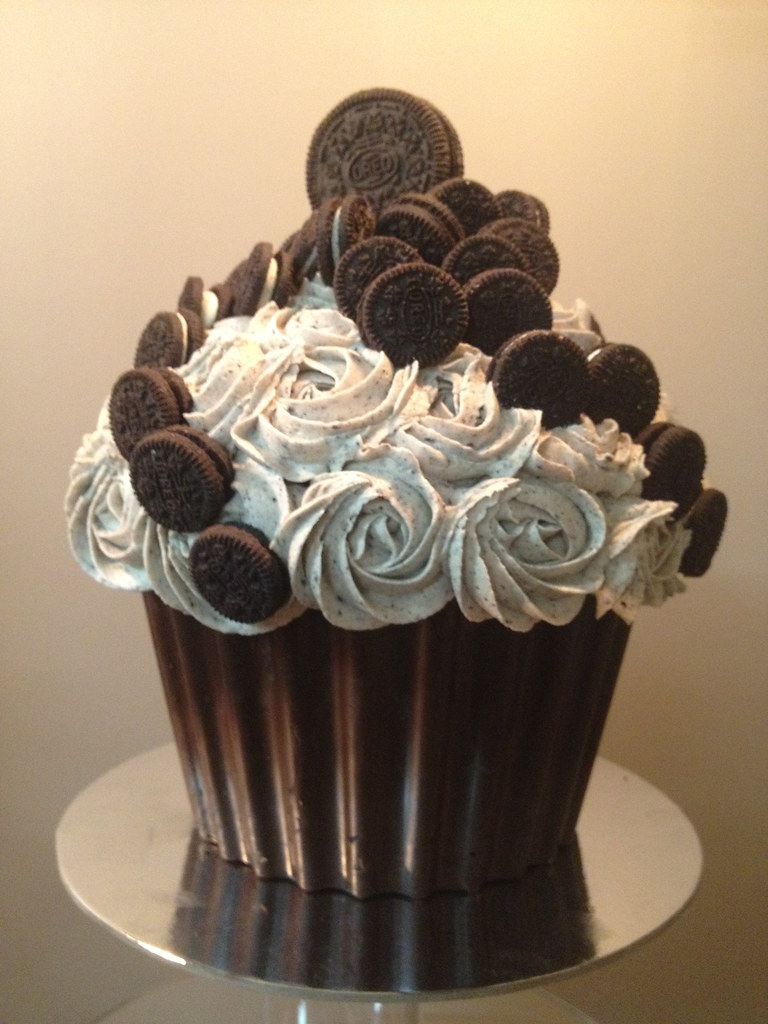 Giant Oreo Cupcake | Cupcakes by Paolo | Flickr