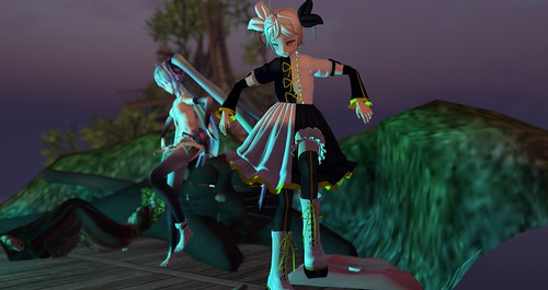 Dancing Rin and Miku in Secondlife