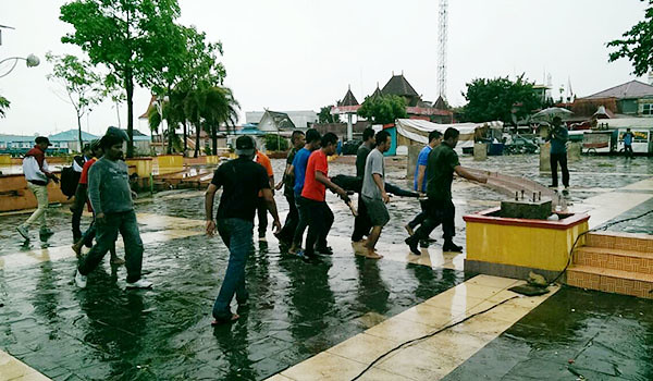 Evakuasi musibah tenggelamnya Pompong Penyengat.
