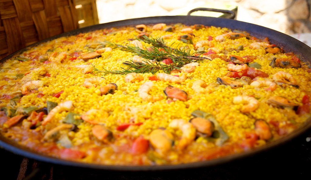 Paella Mixta | A mixed paella with chicken and seafood toppe… | Flickr
