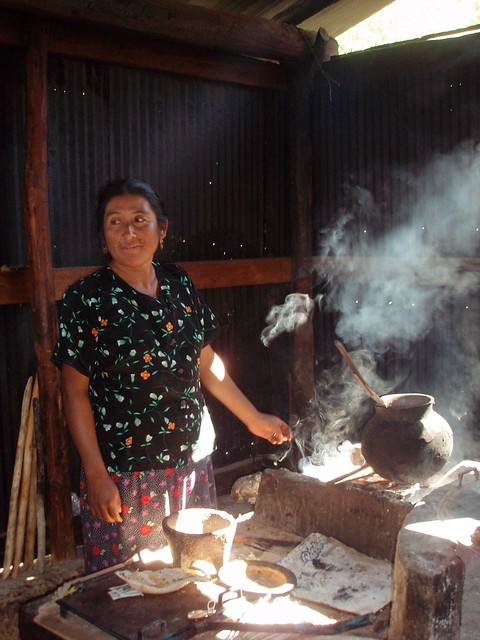 Crescencia cocinando; San Miguel Piedras, Distrito de Nochixtlán, Región Mixteca, Oaxaca, Mexico