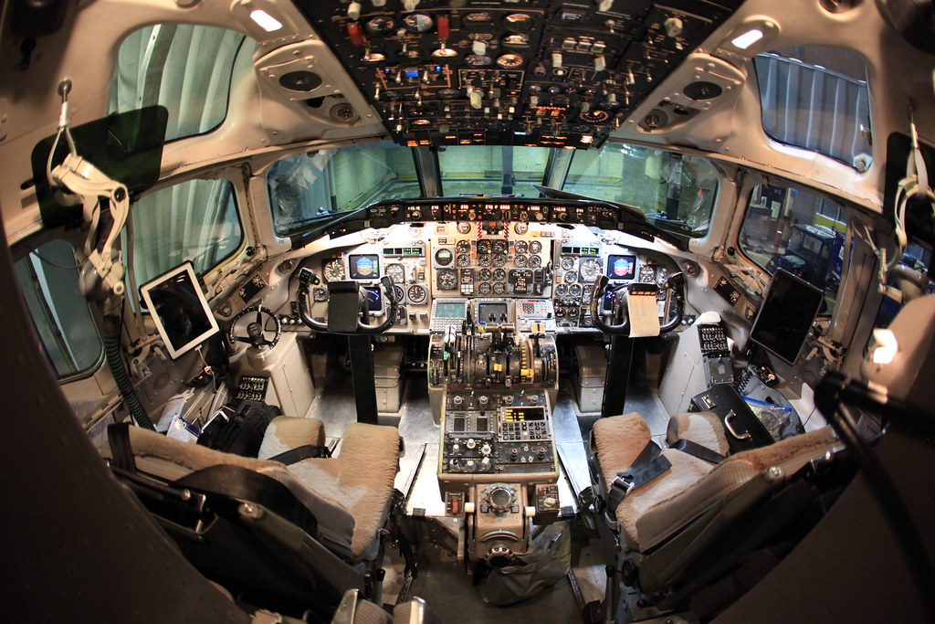 MD-80 Cockpit | Looks like an Apollo lunar module. Messy as … | Flickr