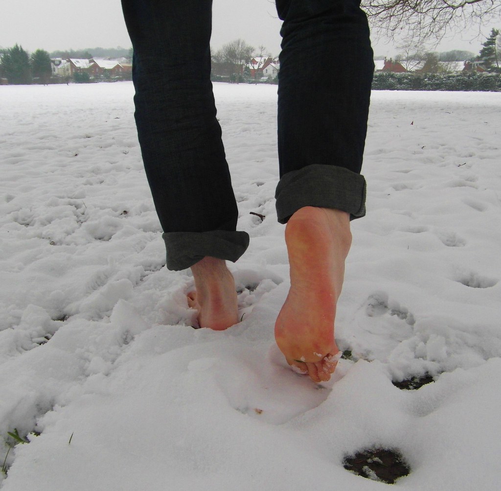 Головой в снег ногами. Босые ноги на снегу. Босыми ногами по снегу. Ноги в снегу. Босая на снегу.