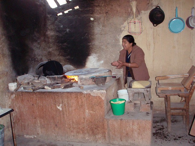 Haciendo tortillas - Making tortillas;  Yutanduchi de Guerrero, Región Mixteca, Oaxaca, Mexico