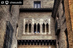 Esta galería gótica unía en el siglo XIII la casa del Deán con la Catedral de San Salvvador en #Zaragoza. Arco del Deán. ¡Muchas gracias @chesusdb por tu foto! #regalazaragoza #arquitectura #artegótico