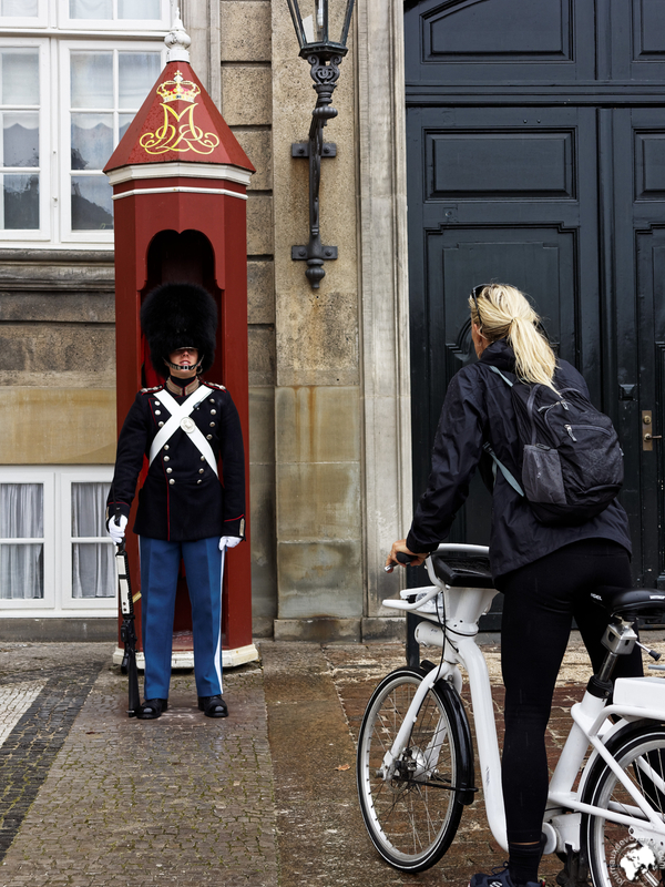 Conversation entre une touriste et un garde royal