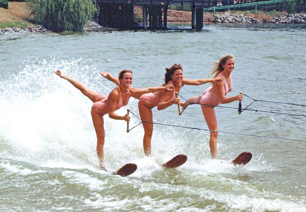 Woman Water Skiing - Water skiing the windsor sisters water skiing image .....