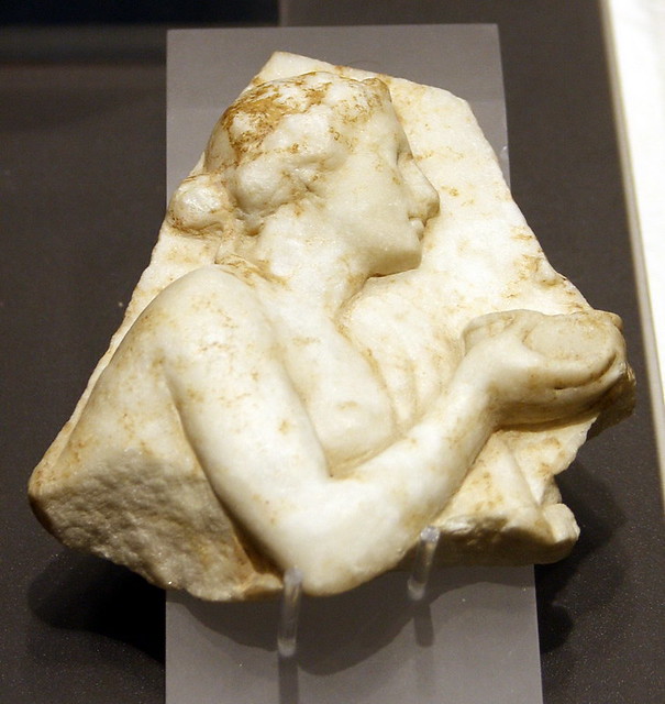 Baetulo - Badalona. Fragment de marbre representant una dona fent una ofrena
