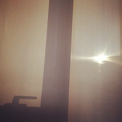 办公室的太阳 #china #beijing #winter #morning #window #sun #sunrise #sunshine #curtain #warm