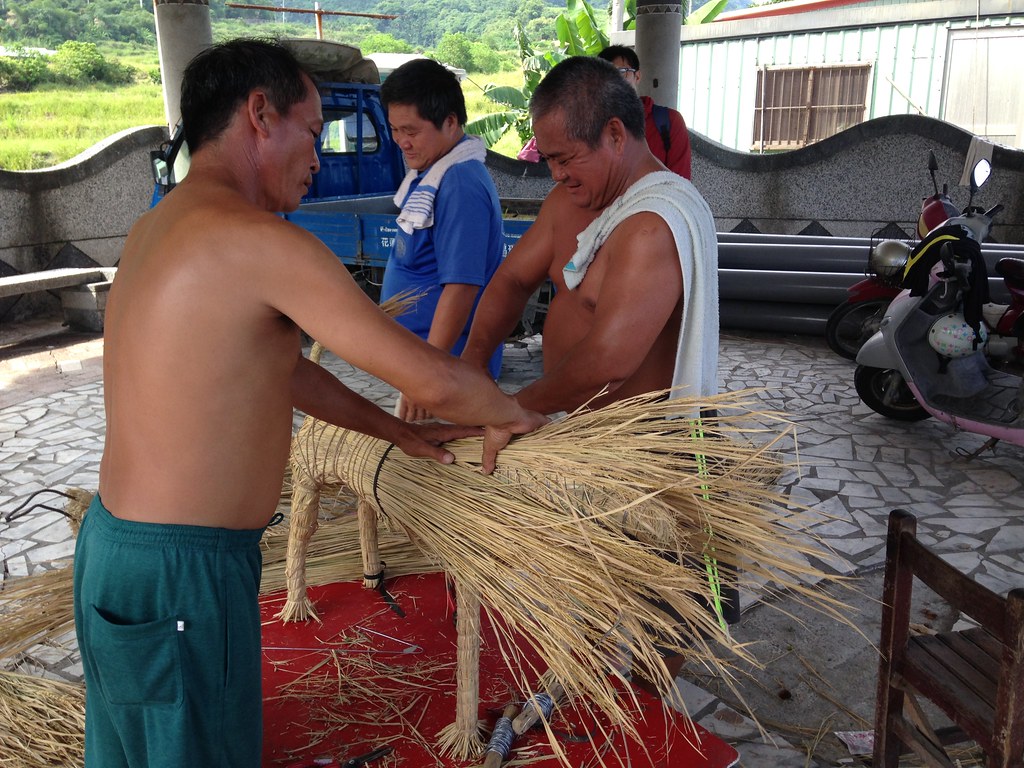 農閒之際，新社部落居民利用稻稈創作裝置藝術。攝影：廖靜蕙