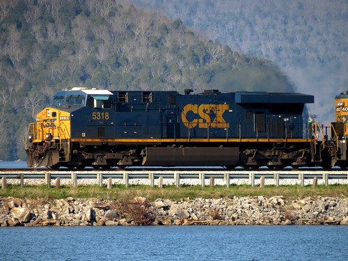 CSX 5318 Crosses the Nickajack Lake Causeway