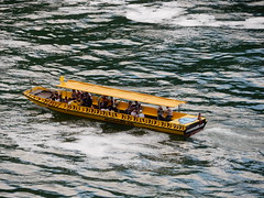 Rheinfall - Das gelbe Boot bringt die Leute zum Rheinfallfels