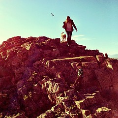 En las rocas. @evasiebert y Sam.