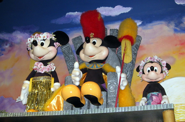 Walt Disney World - Disney's Polynesian Resort - Great Ceremonial House - Minnie & Mickey Mouse