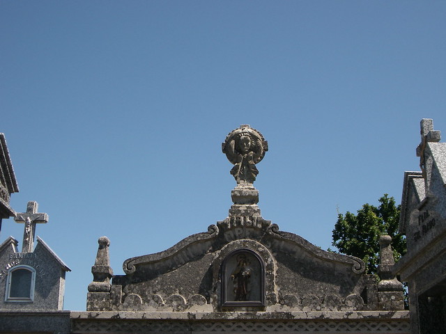 Cemiterio de San Miguel de Melias, detalle