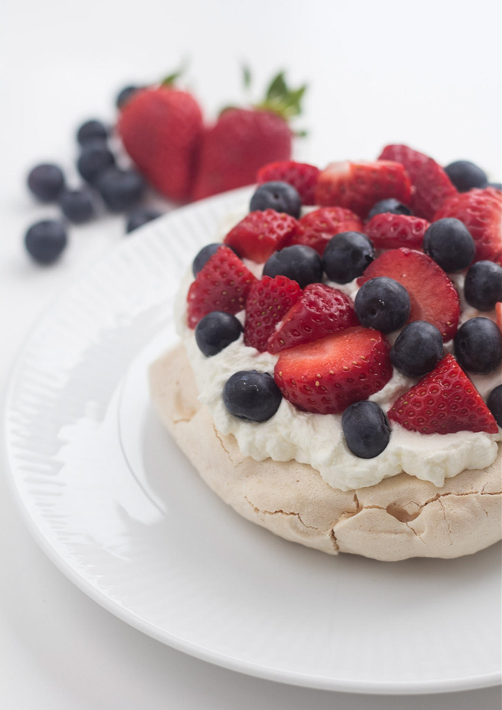 Recipe for Mini-Pavlova with Strawberry and Blueberry