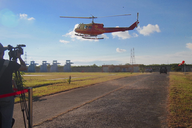 演練道路中斷，申請直升機運來汽油發電機協助廠內設備修繕。攝影：李育琴