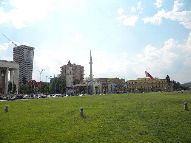Sheshi Skënderbrej, Tiranë