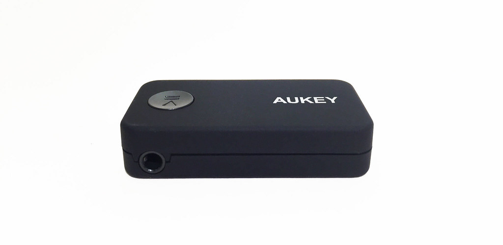 Récepteur audio bluetooth 4.1 AUKEY BR-C2 dessus, bas et prise mini-jack