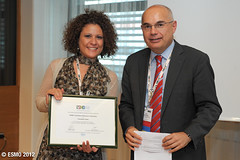 Claudette Falato krijgt haar Fellowship uit handen van prof. Josep Tabernero