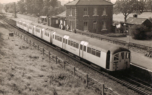 Prototype 1935 tube stock set 11009-70512-10009 at Blake Hall Station