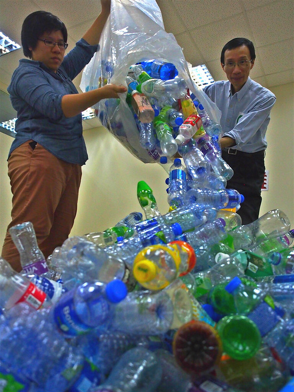 香港不到720萬的人口，每天棄置相當於528萬個430毫升容量的寶特瓶。照片提供：朱漢強。