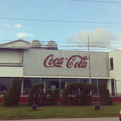 La Coca-Cola me persigue jeje. Esto es a la entrada de la embotelladora para toda Trinidad