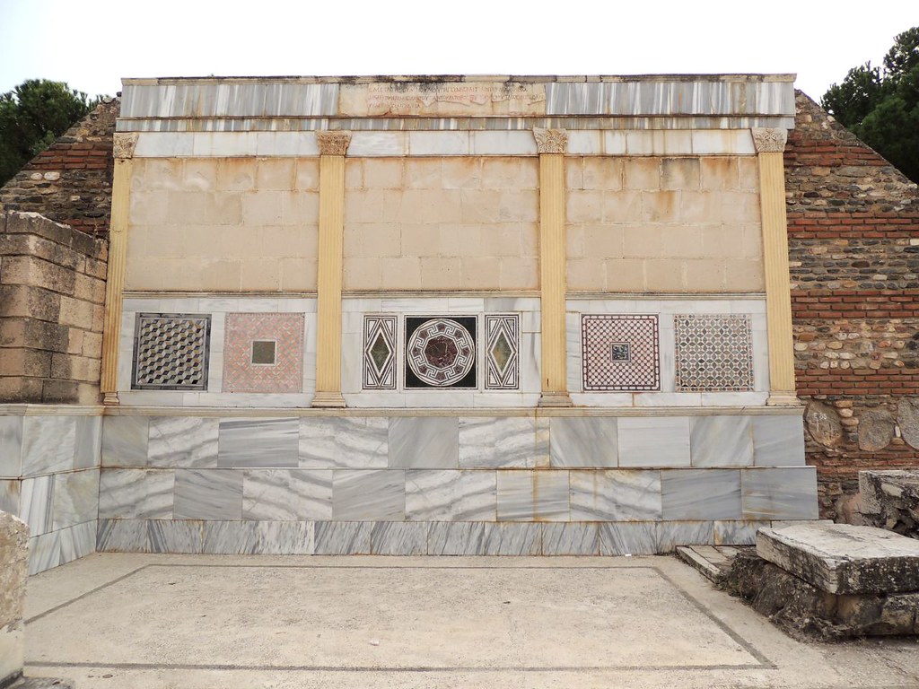 Restauración de una pared con la incrustación de mármol. En la parte superior se lee la inscripción de un donante de la Sinagoga de Sardis