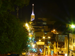 Avenida Libertad en la noche (Oberá)