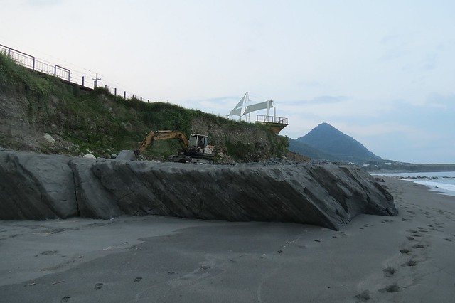 「豐和號」觀海亭邊坡防護工程改變原來的海岸地景。圖片來源：賴威任。