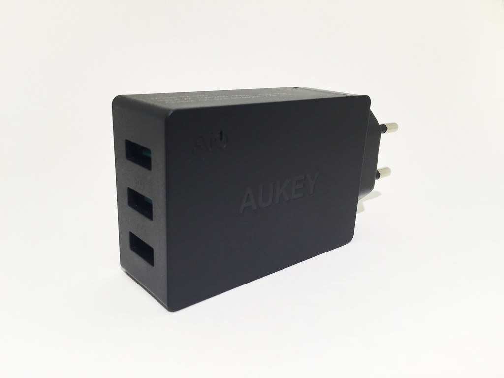 Chargeur AUKEY 3 USB PA-U35 de côté