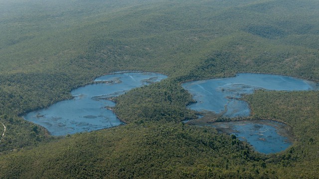 L'île de Fraser possèdent une dizaine de lac d'eau douce, formé par la rétention d'eau de pluie