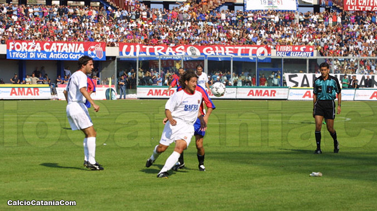 Igor Marziano, con la maglia del Taranto, in azione al Cibali 