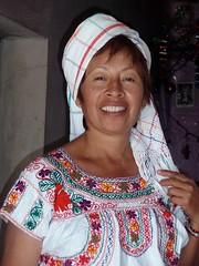 Enriqueta con reboso y blusa típica de San Andrés Solaga, Districto Villa Alta, Región Sierra Juárez, Oaxaca, Mexico
