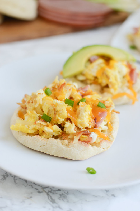 English Muffin Breakfast Pizzas - easy, healthy, and delicious breakfast idea! 