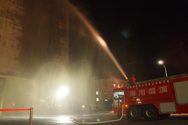 模擬夜間燃料廠房屋頂破洞，以消防車噴灑降溫。攝影：李育琴