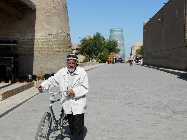 Hombre con bicicleta en Khiva (Uzbekistán)