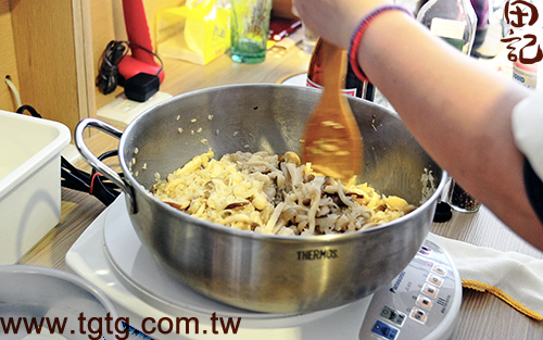 田記鮮雞精-百菇燉飯-米炒至變色