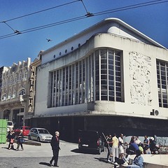 Il cinema Batalha è un bell'edificio in stile art-deco nel centro di Porto. È anche uno dei tanti luoghi dismessi e inutilizzati nel centro di Porto. Il cinema non è sopravvissuto ai multiplex dei centri commerciali; a metà anni 2000 è stato riconvertito