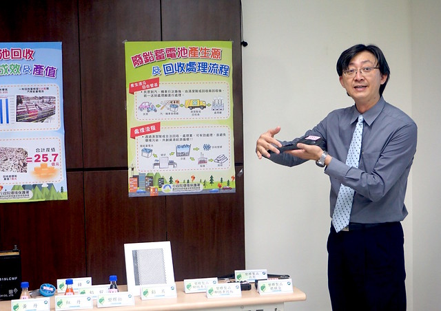 吳孟兒副執秘說明鉛電池及回收再製產品。圖片來源：環保署。