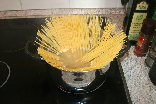 12 - Spaghetti kochen / Cook spaghetti