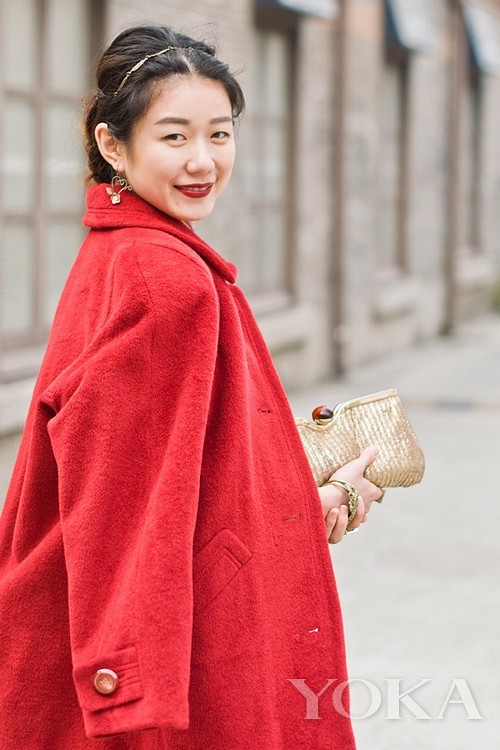 Blogger Ava matches weekly winter dress LOOK