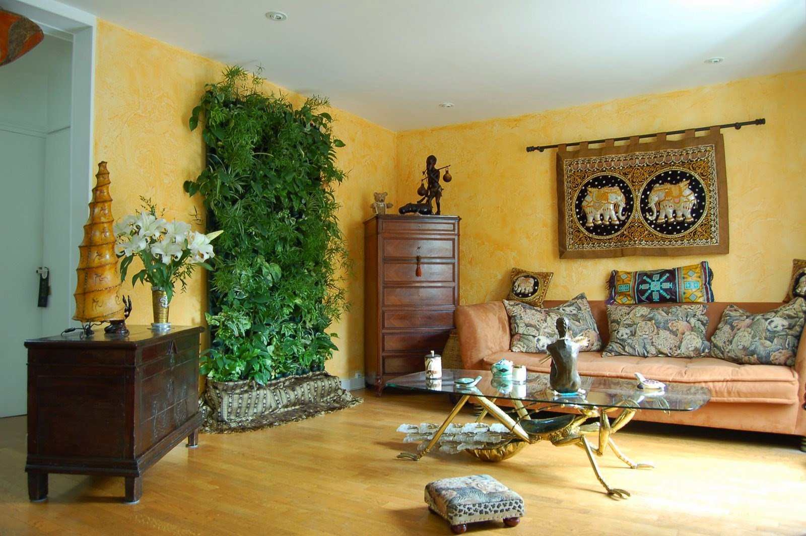 sala decorada com plantas