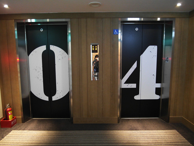 電梯大門，每個樓層都有標示樓層編號@雀客旅館CHECK INN