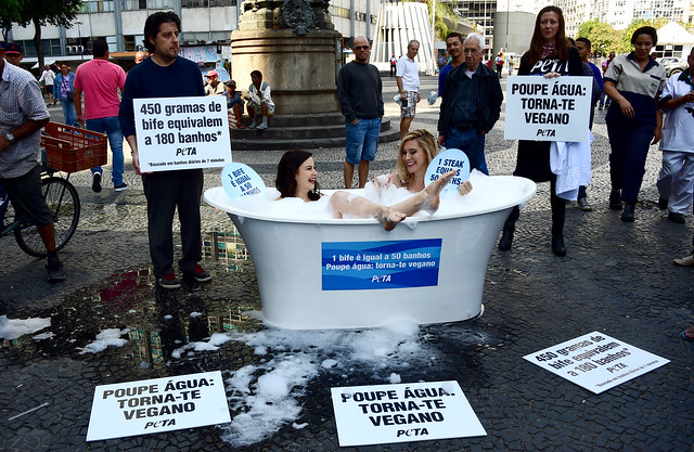Jóvenes se bañan juntas en el centro de Río a favor del veganismo 