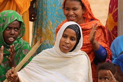 Les femmes et filles du village chantent la chançon "Nouadhibou"