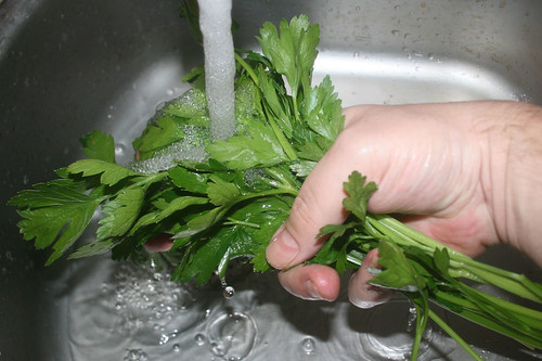 30 - Petersilie waschen / Wash parsley